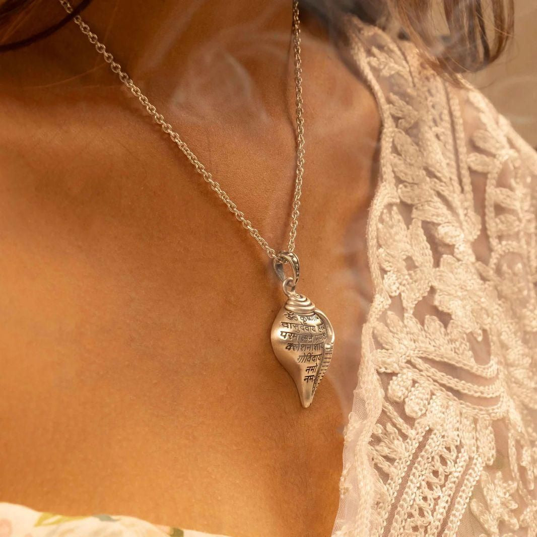 Shri Krishna Shankha Pendant with Chain