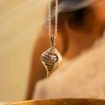 Shri Krishna Shankha Pendant with Chain